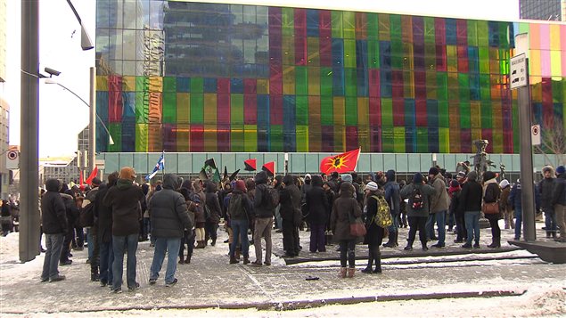 Des manifestants devant le Palais des congrès à Montréal