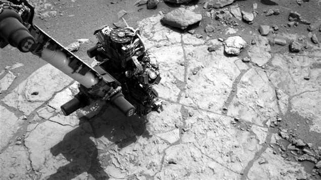 Dans cette photo publiée par la Nasa le 5 février, Curiosity se préparer à forer une pierre nommée John Klein.