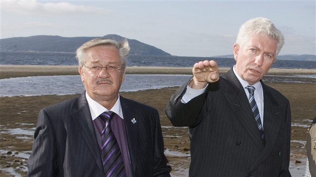 L'ancien député de Manicouagan, Gérard Asselin, accompagné du chef bloquiste de l'époque, Gilles Duceppe