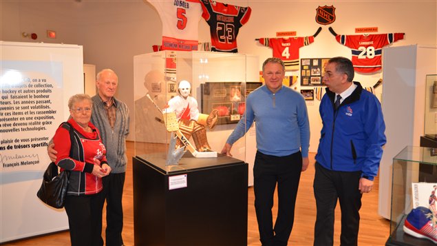 De gauche à droite: les parents de Claude Lemieux, Claude Lemieux et le collectionneur François Melançon à l'origine de l'exposition 50 ans de trésors sportifs.