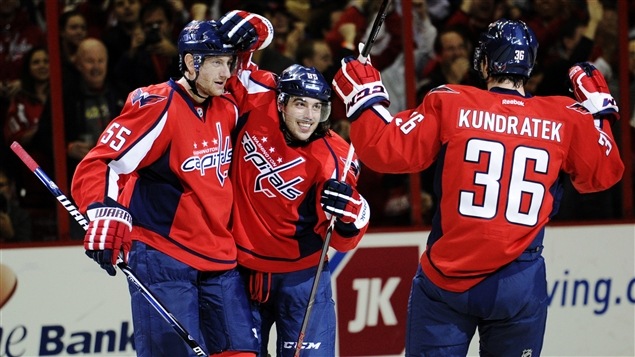 Jeff Schultz (gauche) et Tomas Kundratek célèbrent le but de Mathieu Perreault (centre).