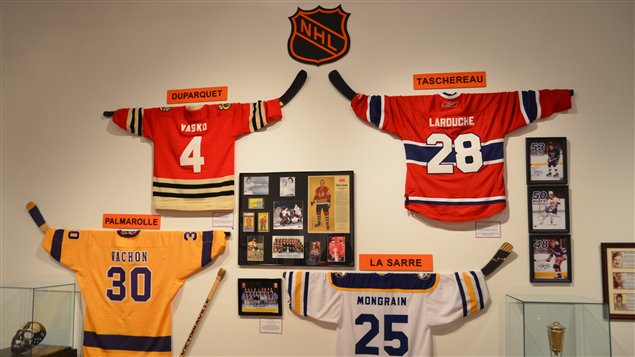 Exposition 50 ans de trésors sportifs présentée au Centre d'art Rotary de La Sarre.