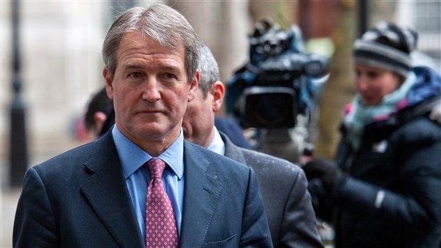 Le ministre britannique de l'Environnement et de l'Alimentation Owen Paterson s'adresse aux médias à propos du scandale de la viande chevaline.