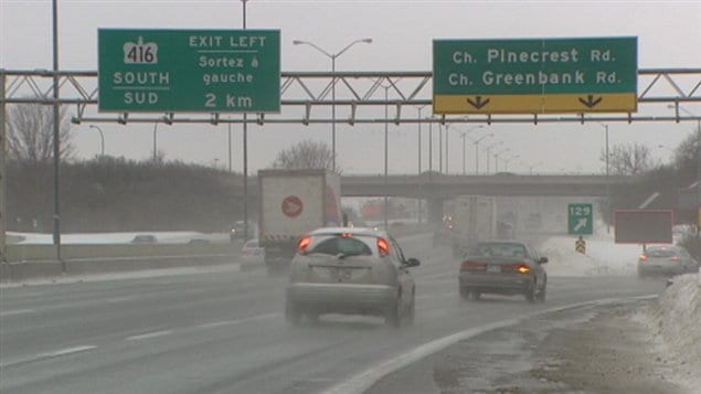 Les jeunes ont lancé la glace du haut du viaduc de la sortie Pinecrest/Greenbank à Ottawa.