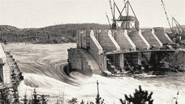 Construction du barrage de L'Isle-Maligne pr�s d'Alma, Qu�bec, en 1924 / � Adqproductions, Wikip�dia