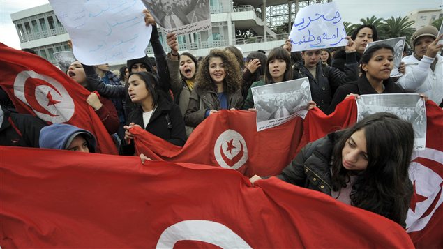 Les manifestants devant le siège de l'Assemblée constituante