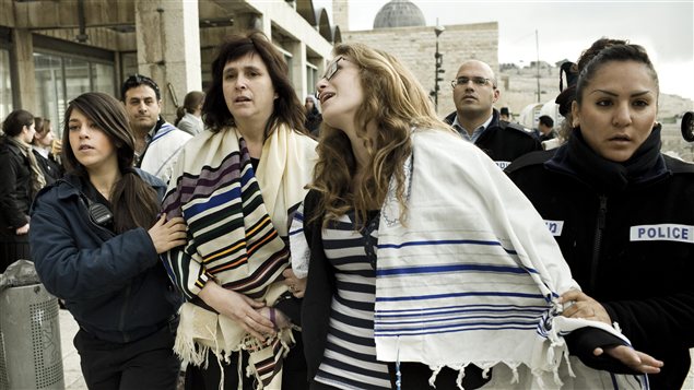 Le rabbin Susan Silverman arrêtée avec sa fille au mur des Lamentations, à Jérusalem.