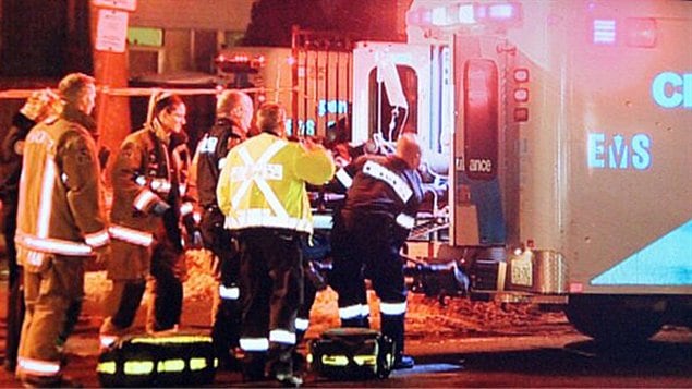 Les ambulanciers interviennent à la suite d'une fusillade près du 40 Turf Grassways dans le nord-ouest de Toronto