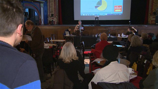 Plusieurs centaines de citoyens se sont réunis au Rialto à l'initiative de la coalition Montréal pour tous.