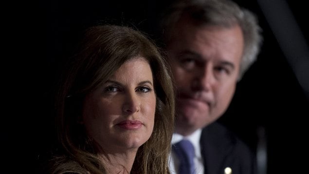 La ministre des Travaux publics Rona Ambrose et l'homme d'affaires Tom Jenkins, à la tête du groupe de réflexion spécial.