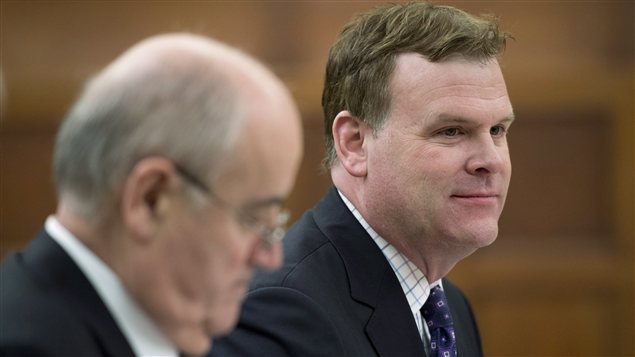 Le ministre John Baird et le ministre de la Coopération internationale Julian Fantino lors de leur audition au comité parlementaire.