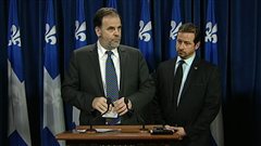 Le ministre de l'Enseignement supérieur, Pierre Duchesne (à gauche) et son collègue de l'Environnement, Yves-François Blanchet.