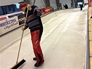 Les travailleurs sur la piste de Sanki