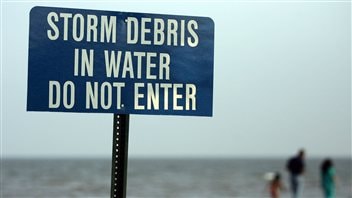 Un panneau sur une plage du Mississippi à l'ouverture de la saison cyclonique qui a suivi le passage de l'ouragan Katrina en août 2005