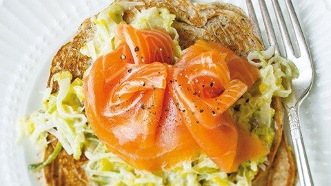 Crêpes de sarrasin au saumon fumé et aux poireaux