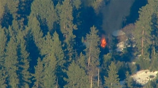 Le chalet en feu où se serait réfugié l'ex-policier de Los Angeles recherché pour plusieurs meurtres, dans la région de Big Bear, au nord-est de Los Angeles.