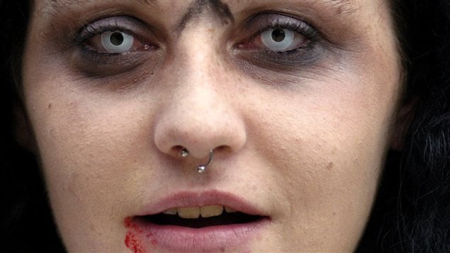 Une femme zombie lors d'un défilé en Australie.