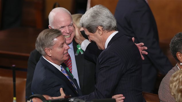 Le secrétaire d'État John Kerry (droite) avec les sénateurs républicains John McCain (centre) et Lindsay Graham (gauche)