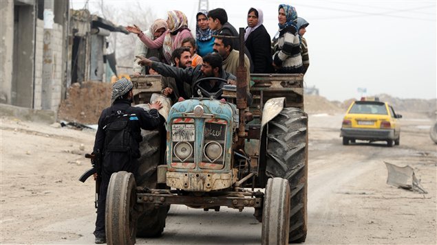 Des Syriens fuient les combats à Alep