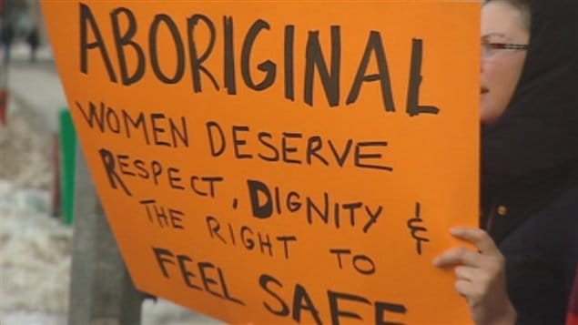 Une manifestante, à Winnipeg, revendique la sécurité pour les femmes autochtones.