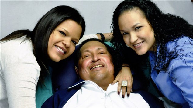 La dernière photo du président du Venezuela, Hugo Chavez, lors de son hospitalisation à Cuba, ici entouré de ses filles dans un hôpital cubain