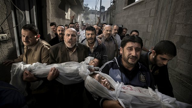 Photo de l'année 2012 du World Press Photo prise dans la ville de Gaza (territoires palestiniens) le 20 novembre 2012.