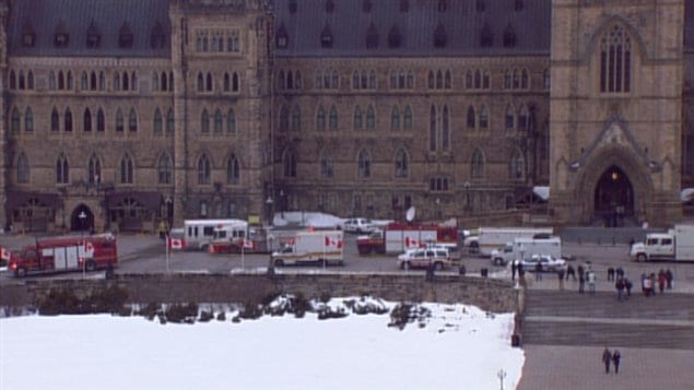 Les équipes d'urgence se sont rendus sur la colline du Parlement, à Ottawa.