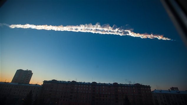 Une traînée de fumée laissée par une météorite dans le ciel de Chelyabinsk, en Russie.