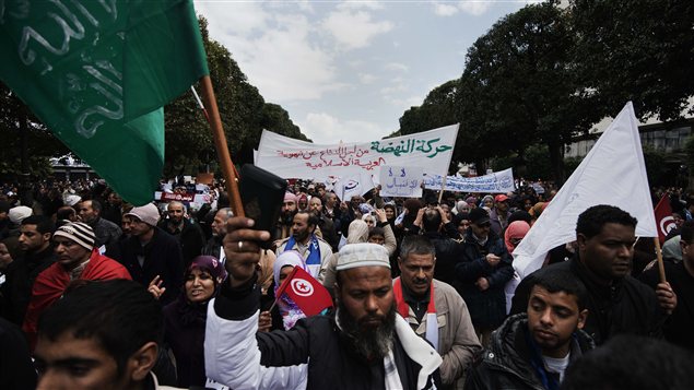 Les partisans d'Ennahda manifestent pour la deuxième fois depuis l'assassinat de l'opposant Chokri Belaïd.