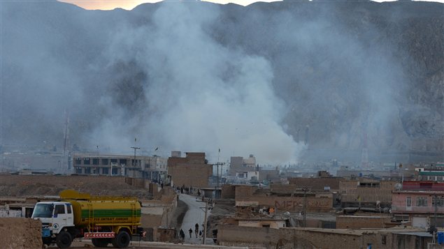 De la fumée émane du lieu de l'attentat, près de Quetta, au Pakistan.