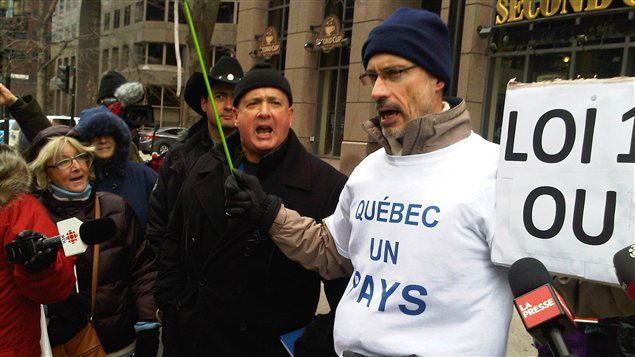 Un manifestant pour l'indépendance du Québec, avenue McGill-College, à Montréal, dimanche