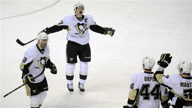 Les Penguins de Pittsburgh célèbrent le but du défenseur Paul Martin.