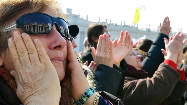 La foule écoute le pape Benoît XVI célébrer son avant-dernier angélus.