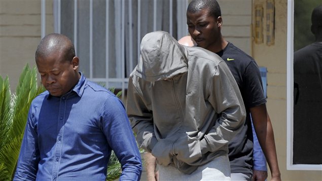Oscar Pistorius est arrêté par la police jeudi.
