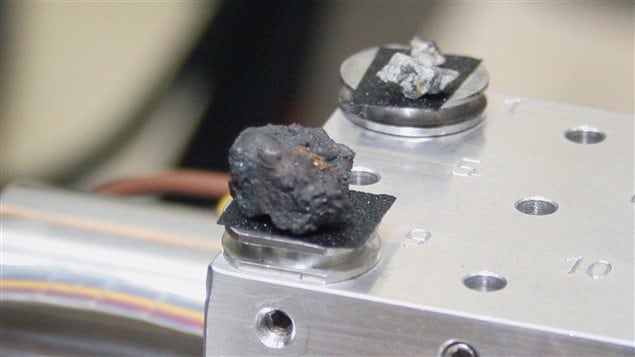 Un des fragments de la météorite retrouvés par les chercheurs.