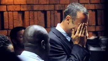 L'athlète handisport sud-africain Oscar Pistorius lors de sa comparution devant le tribunal le 15 février 2013.