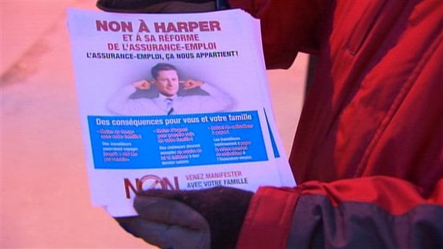 Construction workers were at 11 metro stations this morning to hand out leaflets against recent employment insurance reforms.