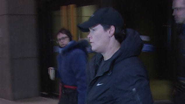 La policière Stéphanie Trudeau à sa sortie du palais de justice de Montréal en février dernier. Stéphanie Trudeau a été blanchie le mois dernier pour une autre intervention, cette fois lors de la manifestation étudiante du 20 mai 2012. Captée sur vidéo, on y voit la policière poivrer des manifestants.