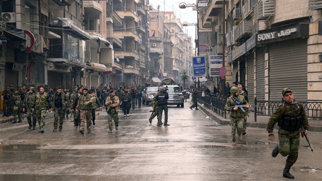 Les forces du régime Al-Assad se déploient, mercredi, dans les rues d'Alep, où des combats ont lieu près de l'aéroport international.