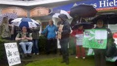Manifestation devant les bureaux du député Hiebert