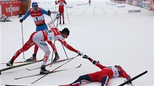 Harvey félicite Northug sous le regard de Kriukov