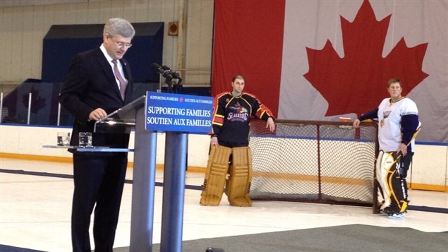 Le premier ministre Stephen Harper annonce un plan de 10 millions de dollars pour doter les arénas à travers le Canada de défibrillateurs, le 21 février 2013 à Saskatoon.