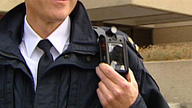 La caméra ajoutée à l'uniforme d'un policier canadien au Nouveau-Brunswick.