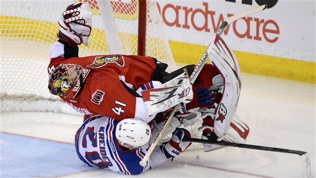 Craig Anderson des Sénateurs d'Ottawa est renversé par Chris Kreider.
