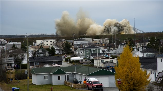 Photo de Radio-Canada où on voit une explosion gigantesque pas très loin de la ville, soit plusieurs maisons. L'article source de la photo est lié.
