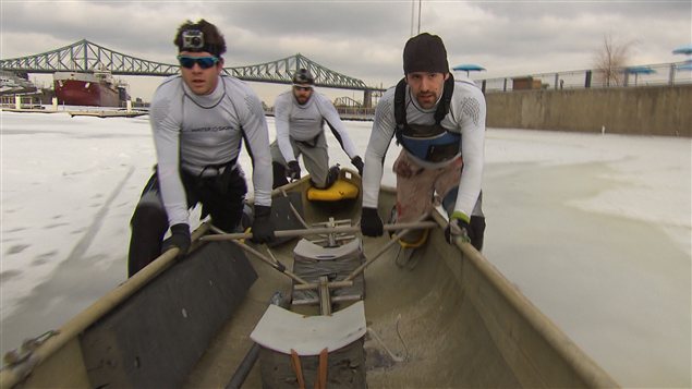 Course de canot à glace, au Vieux-Port de Montréal