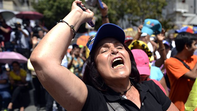 Une femme vénézuélienne manifeste à Caracas, le 23 février.