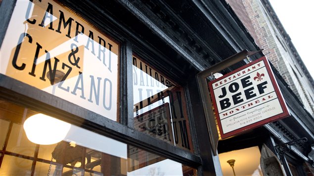 Le propriétaire du restaurant Joe Beef, David McMillan, explique que des inspecteurs de l'OQLF avaient des problèmes avec certaines décorations anglophones de son établissement.