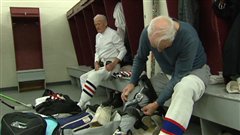 Dans le vestiaire, les joueurs se racontent des blagues et parlent de tout.