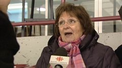 Rita Couturier assiste régulièrement aux matchs de hockey de son conjoint.